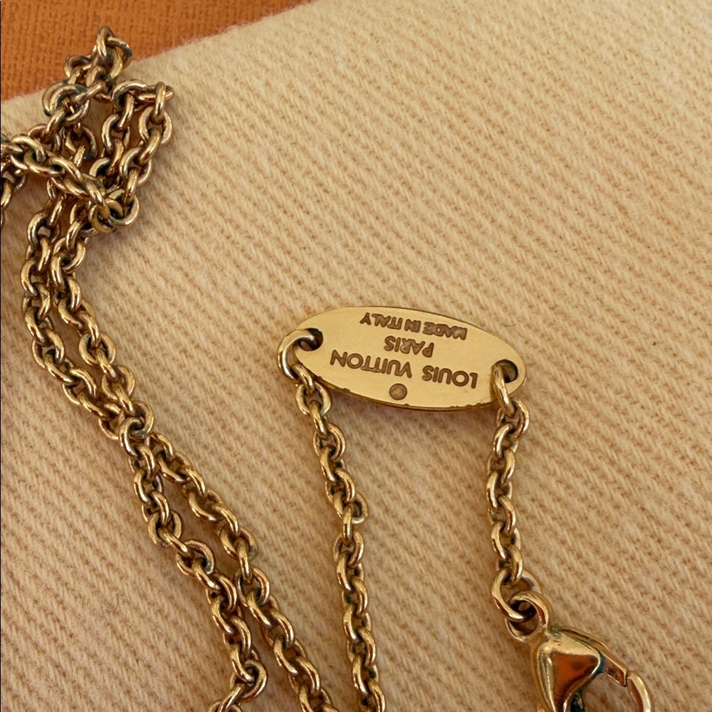 Louis Vuitton V Pendant Gold Necklace - Picture 4 of 7